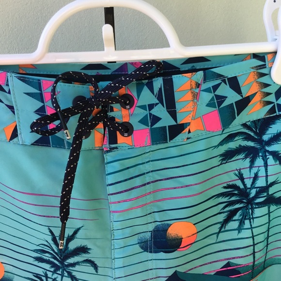 Billabong Men's shorts Size 36 EUC Aqua Blue with Island print - Picture 3 of 16